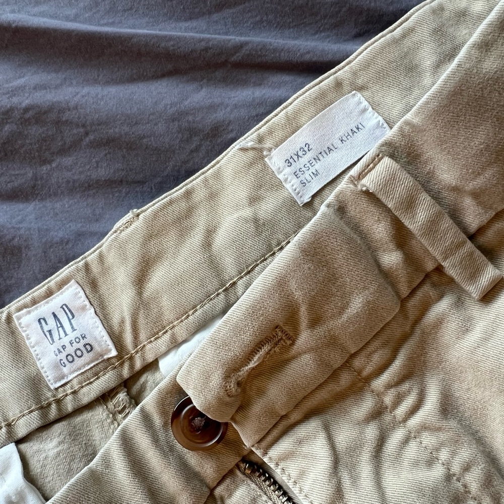 GAP Men's Essential Khaki Pants - Tan